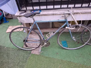 Bicicleta de carretera azul