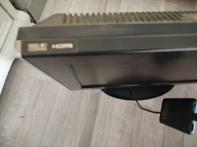 Televisor Humax Negro y Plateado