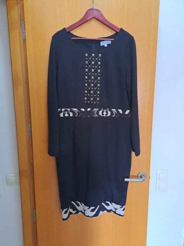 Vestido negro con detalles dorados