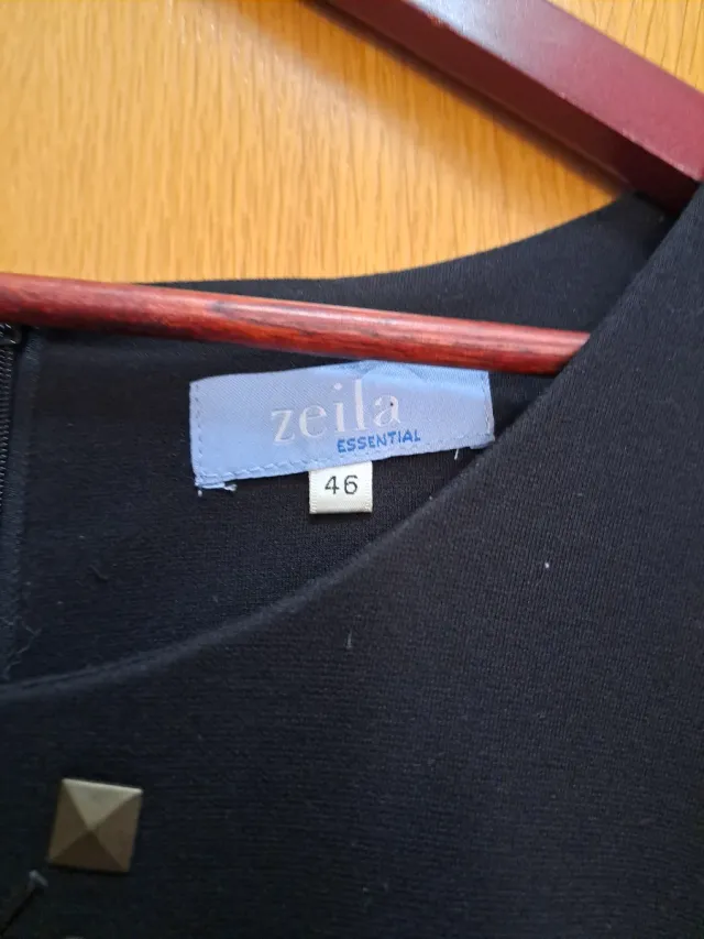 Vestido negro con detalles dorados