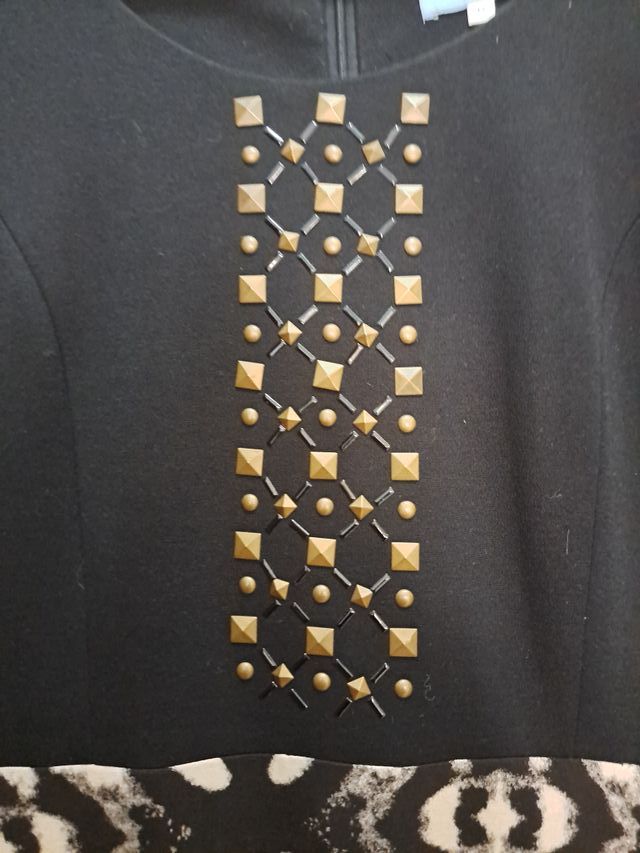 Vestido negro con detalles dorados