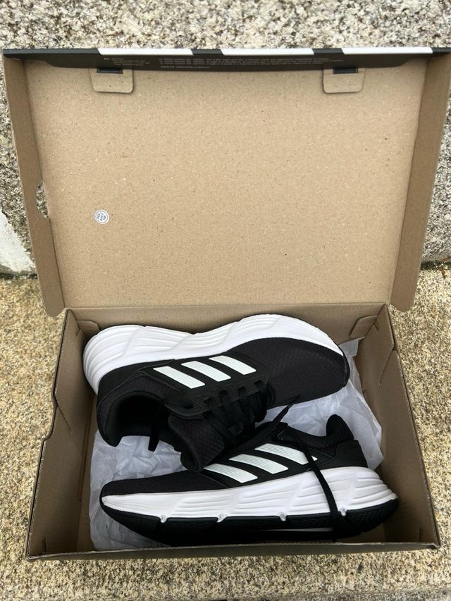 Zapatillas Adidas Running Negras y Blancas