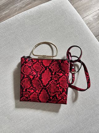Bolso rojo estampado serpiente con asa dorada