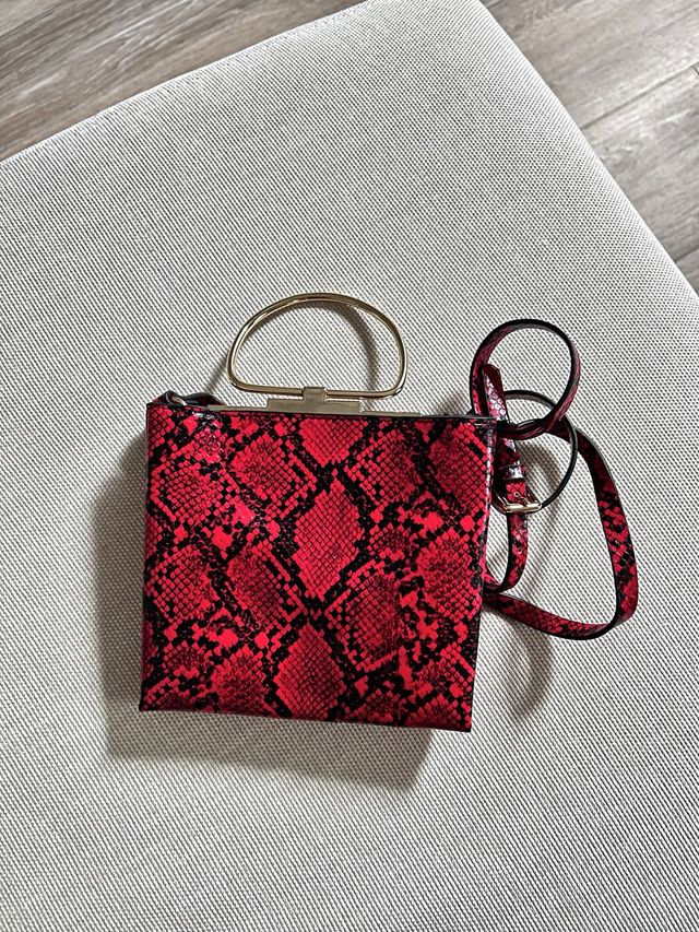 Bolso rojo estampado serpiente con asa dorada