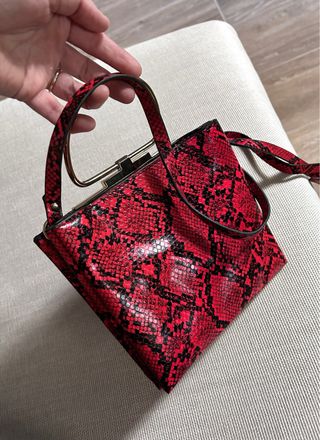 Bolso rojo estampado serpiente con asa dorada