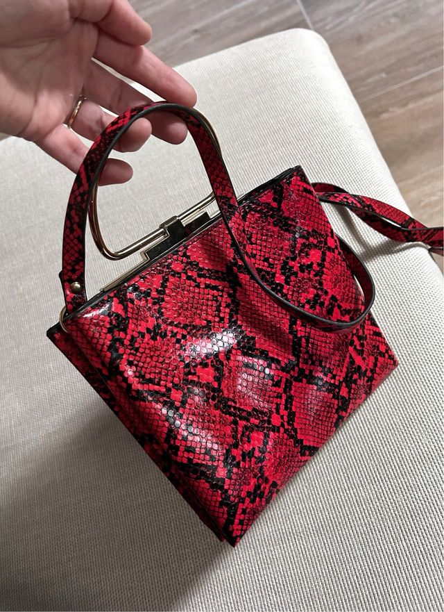 Bolso rojo estampado serpiente con asa dorada