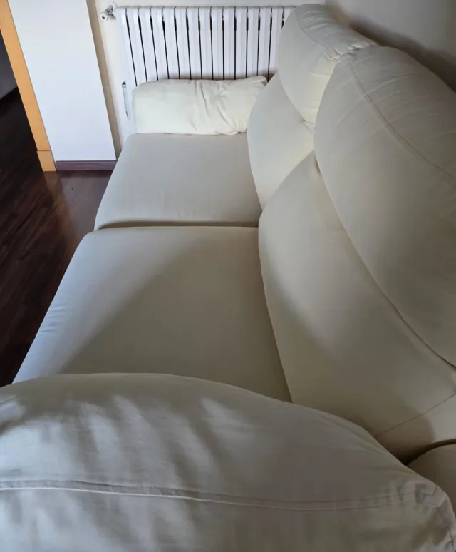 Sofá con asientos deslizantes