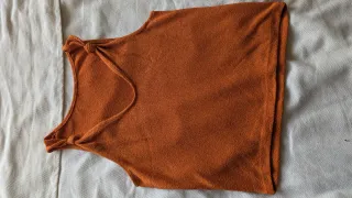 Camiseta tirantes nudos naranja