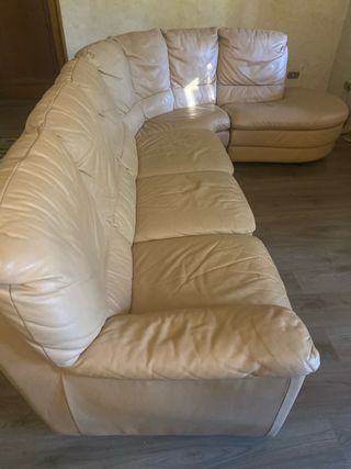 Divano angolare in pelle beige con letto matrimatr