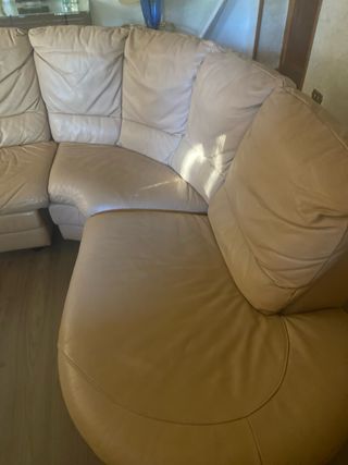 Divano angolare in pelle beige con letto matrimatr