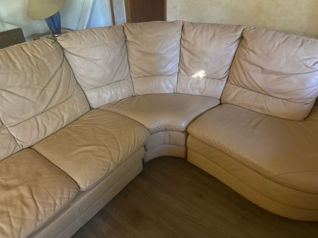 Divano angolare in pelle beige con letto matrimatr