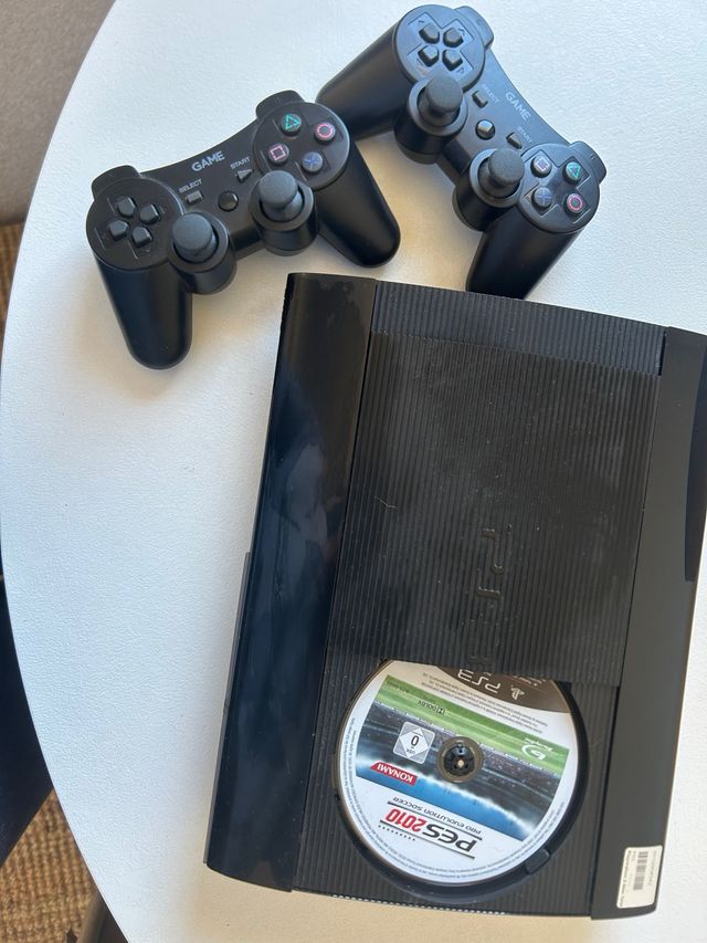 Consola PS3 con 2 mandos