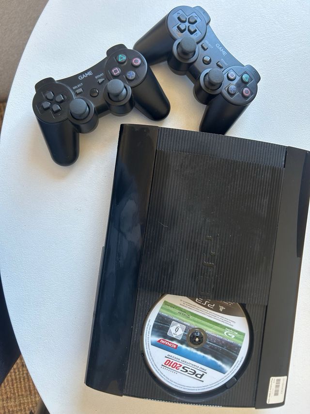 Consola PS3 con 2 mandos