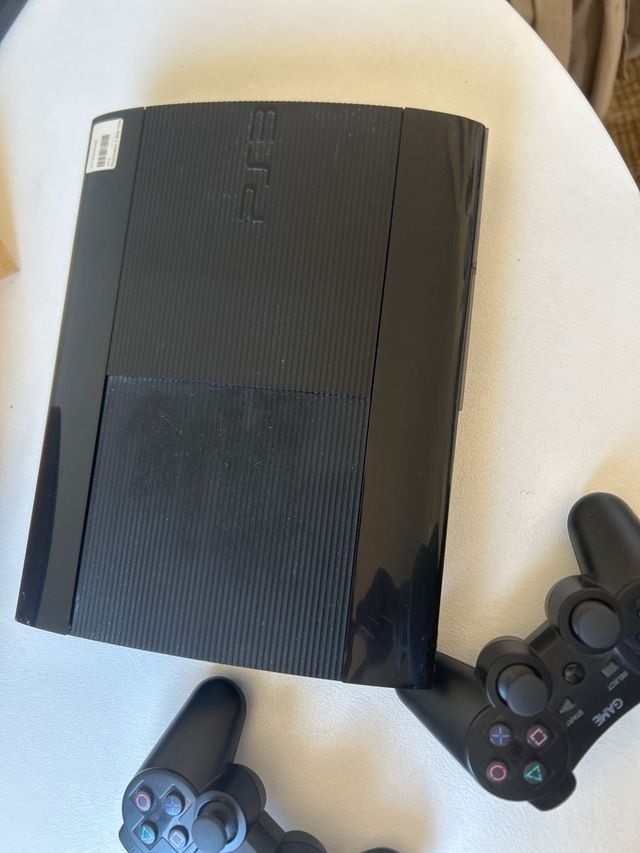 Consola PS3 con 2 mandos
