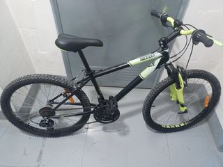 Bicicleta Rockrider Negra y Amarilla.
