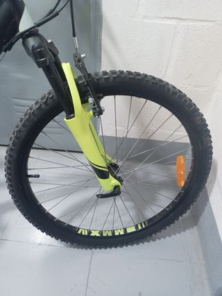 Bicicleta Rockrider Negra y Amarilla.