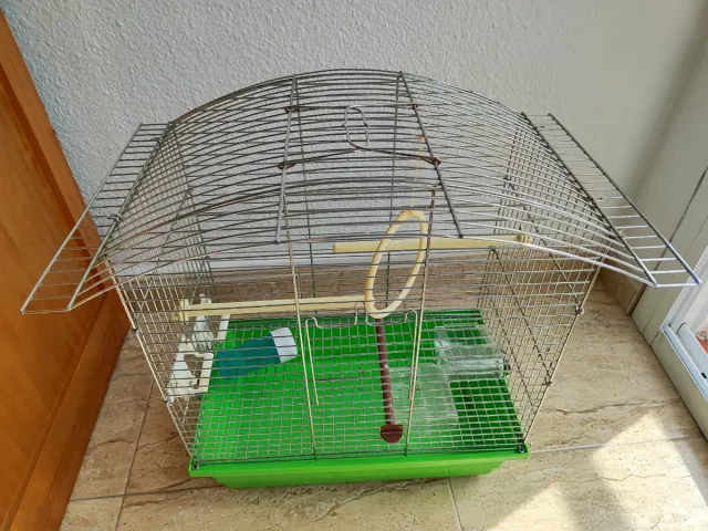 Jaula para pájaros plateada y verde