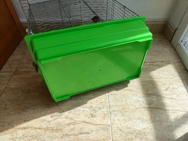 Jaula para pájaros plateada y verde