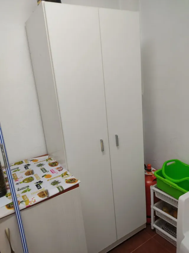 Escobero de madera blanco