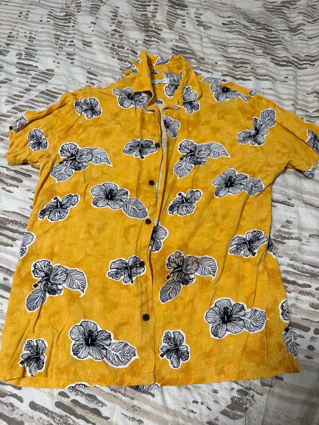 Camisa amarilla manga corta floral
