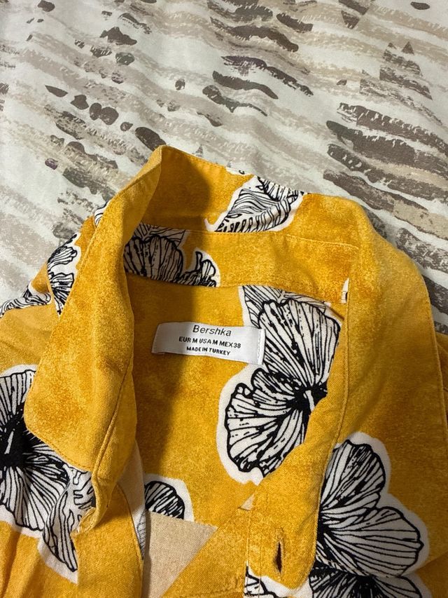 Camisa amarilla manga corta floral