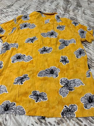 Camisa amarilla manga corta floral