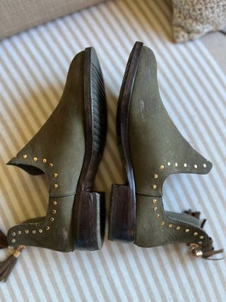 Botines de cuero, verde con tachuelas doradas