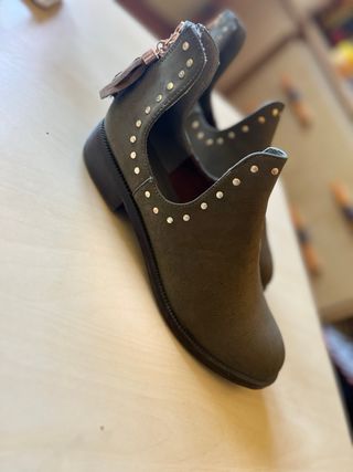 Botines de cuero, verde con tachuelas doradas