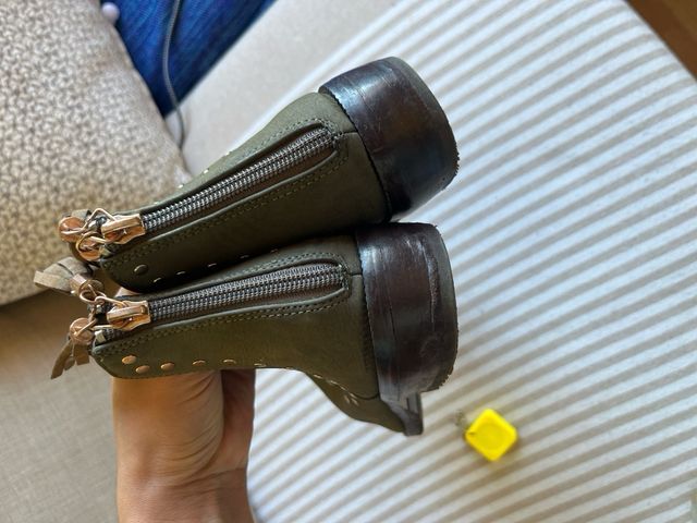 Botines de cuero, verde con tachuelas doradas