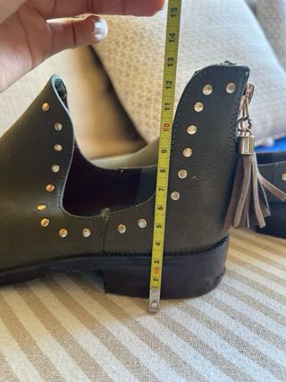 Botines de cuero, verde con tachuelas doradas