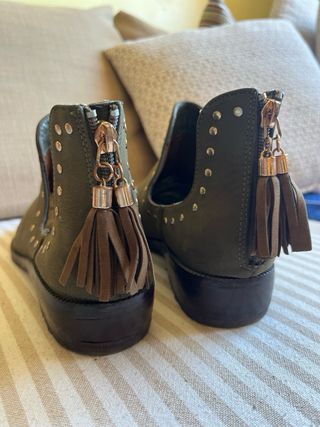 Botines de cuero, verde con tachuelas doradas