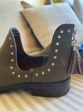 Botines de cuero, verde con tachuelas doradas