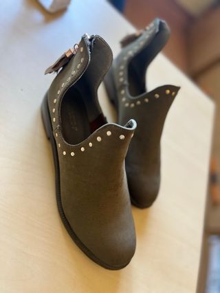 Botines de cuero, verde con tachuelas doradas