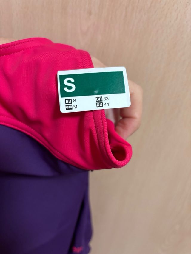 Bañador Decathlon rosa e roxo