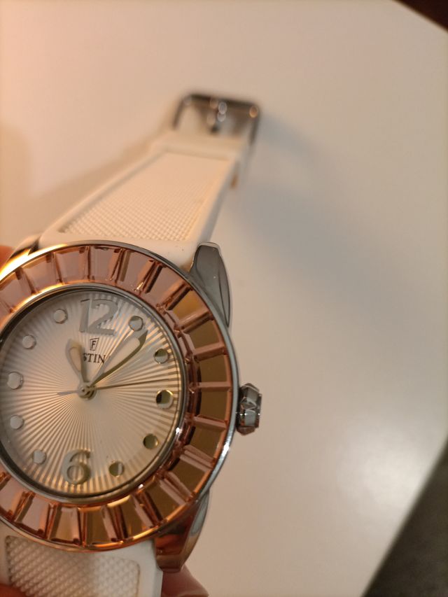 Reloj Festina Mujer Blanco y Dorado, precioso.