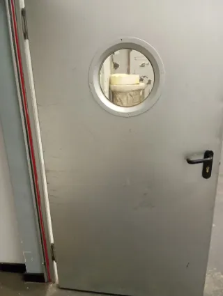 Foco industrial y sillas aula y puertas