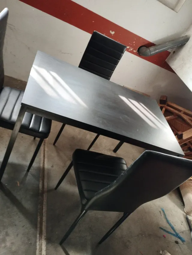 Mesa y 4 Sillas Negras