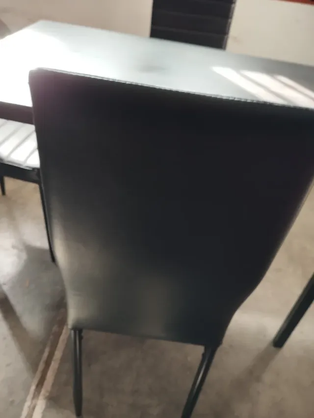 Mesa y 4 Sillas Negras