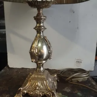 Lampada da tavolo in metallo dorato