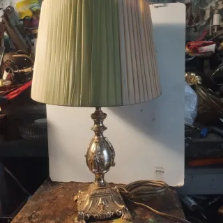 Lampada da tavolo in metallo dorato