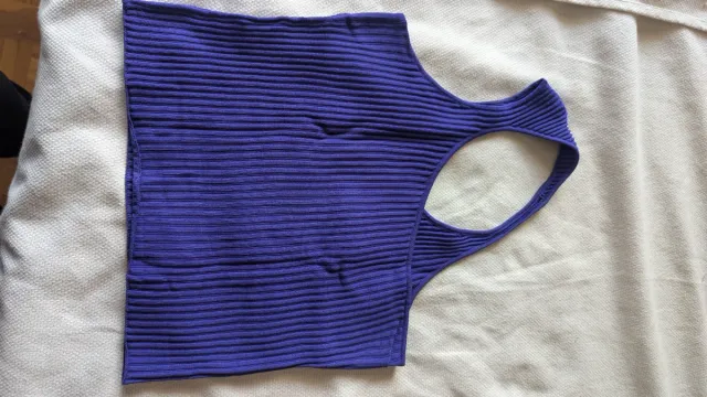 Camiseta morada asimétrica