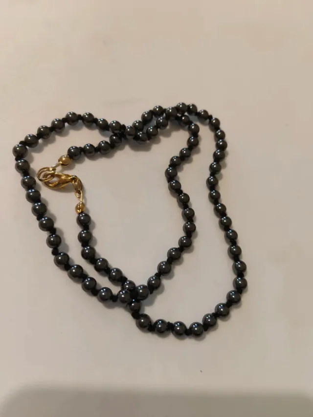 Collana fine con perle nere e chiusura collore oro