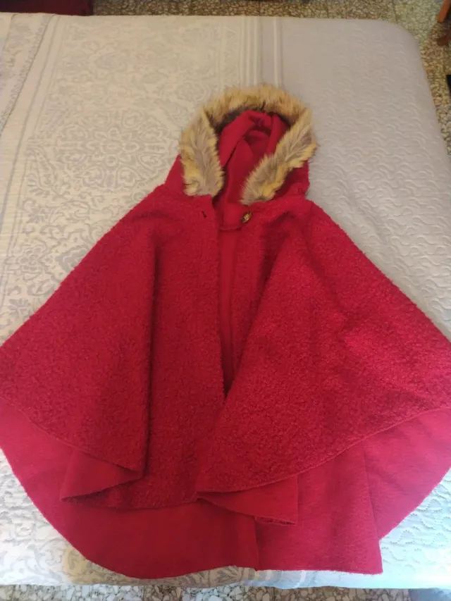 Capa roja con capucha y pelo