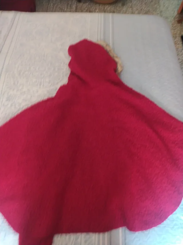 Capa roja con capucha y pelo