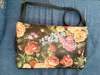 Bolso de mano estampado floral. tambien a hombro