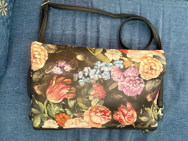 Bolso de mano estampado floral. tambien a hombro