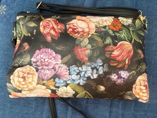 Bolso de mano estampado floral. tambien a hombro