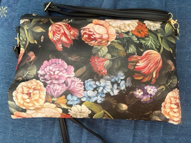 Bolso de mano estampado floral. tambien a hombro