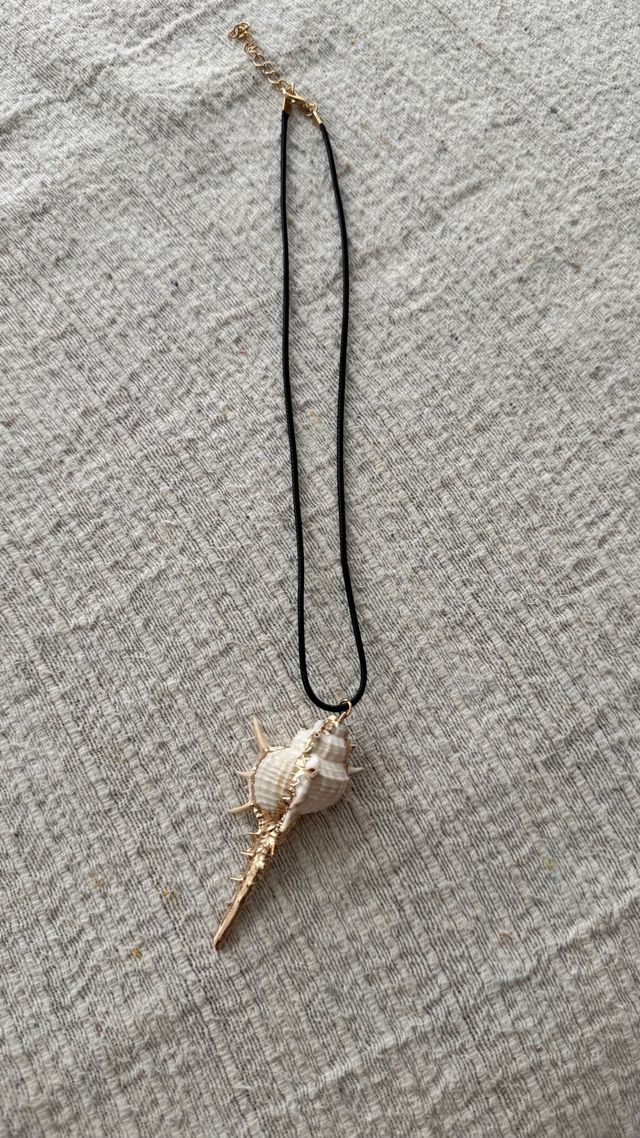 Colar preto com concha natural novo