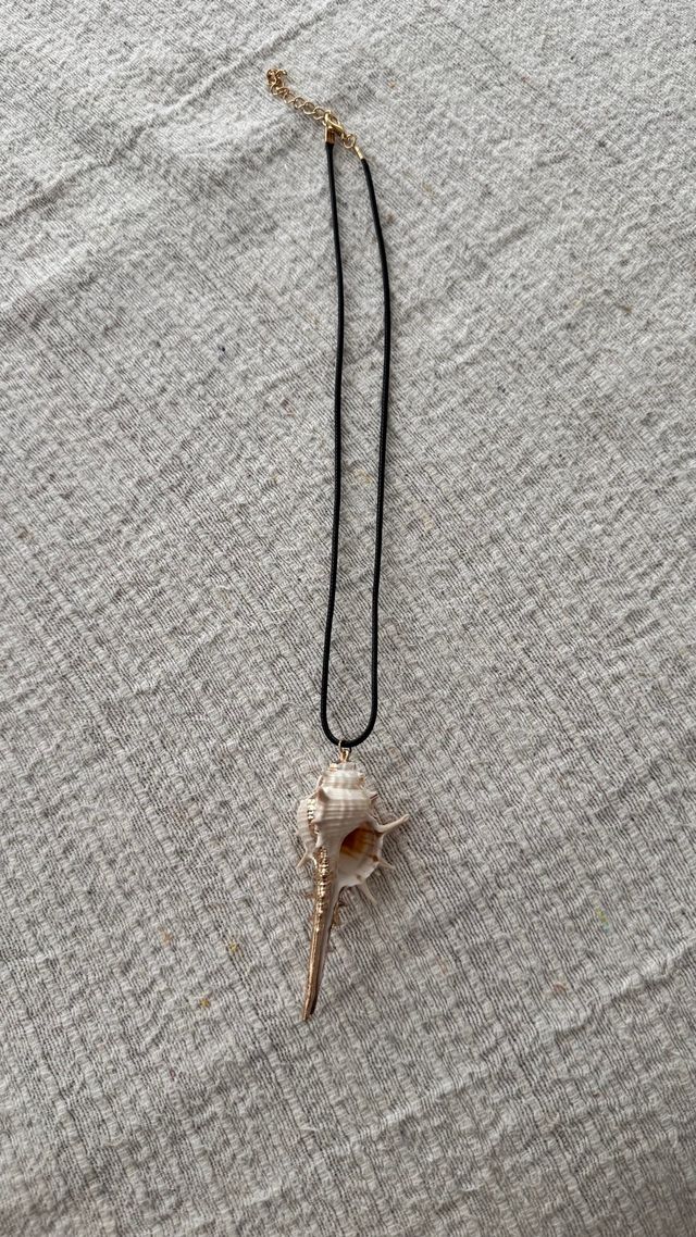 Colar preto com concha natural novo